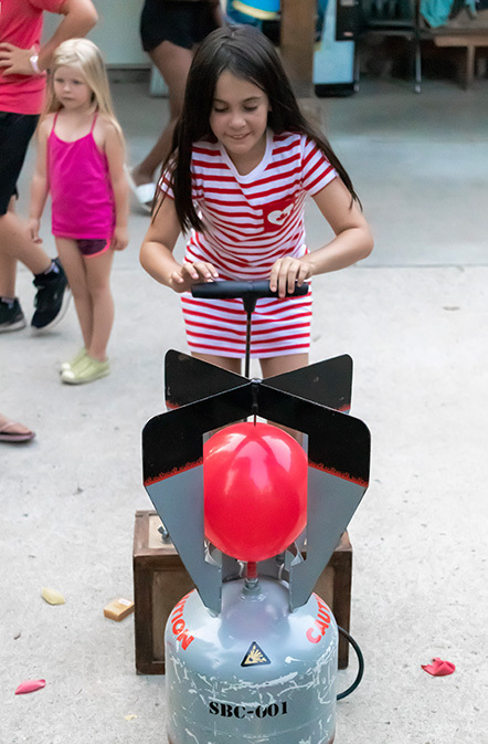 Carnival Games, girl racing to pump up balloon